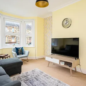 fantastic-spacious-3-bedroom-house-with-garden.tophotelsbath.com/