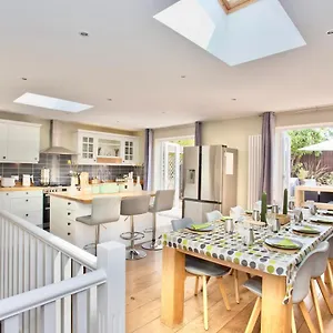 luxury-home-hot-tub-pool-table-cinema-room-close-to-beach.bournemouth-hotels.org/