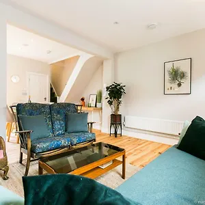 exquisite-3bdr-botanical-oasis-in-central-brighton.brighton-hotels-england.com/